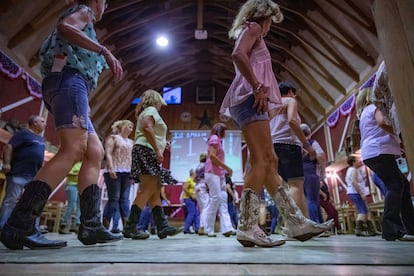 Desde las siete de la tarde hasta la once de la noche, decenas de personas practican el baile 'country' en El Barn d'en Greg, en la localidad barcelonesa de Rubí.