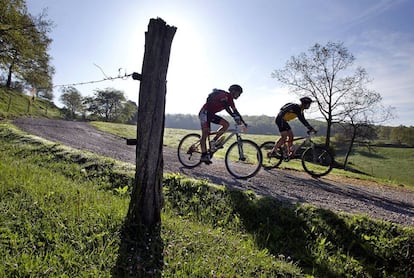 Dos practicantes de bicicleta de monta&ntilde;a.