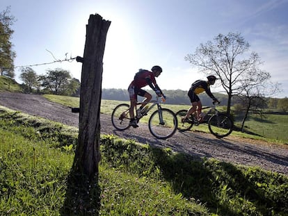 Dos practicantes de bicicleta de monta&ntilde;a.