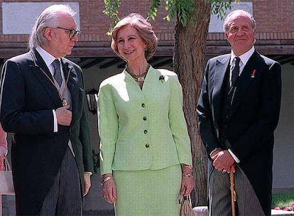 Abril de 2001. Acto de entrega del Premio Cervantes al escritor Francisco Umbral en el paraninfo de la antigua Universidad de Alcalá de Henares ( Madrid) . En la imagen, Umbral (i) , conversa con los Reyes Don Juan Carlos y Doña Sofía