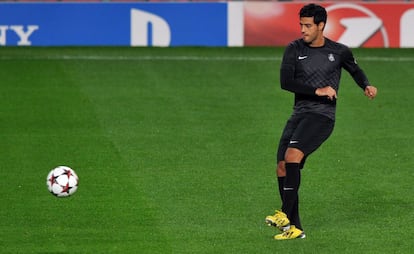 Carlos Vela entrena en Old Trafford.