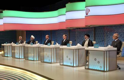 Desde la derecha: Mir-Salim, Raisí, Jahangirí, Qalibaf, Rohaní y Hashemitaba, en un debate el pasado 28 de abril.