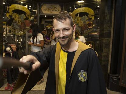 Rubén Sánchez ante la tienda sobre Harry Potter.