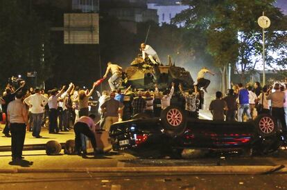Un tanque trata de recuperar su posición mientras varias personas intentan pararlo, en Ankara, el 16 de julio de 2016.