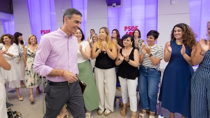 El presidente del Gobierno y secretario general del PSOE, Pedro Sánchez, se reúne con las secretarias y portavoces de Igualdad de los territorios y en las Cortes de su partido el pasado 4 de julio, en una foto difundida por el partido. 