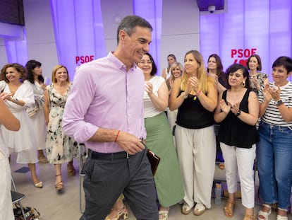 El presidente del Gobierno, Pedro Sánchez, se reúne con las secretarias y portavoces de Igualdad de los territorios y en las Cortes, el pasado 4 de julio en la sede del PSOE en Madrid, en una imagen difundida por el partido.