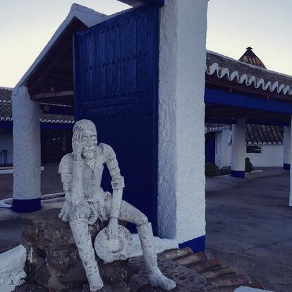 En Puerto Lápice se encontraba la venta en la que don Quijote veló sus armas bajo la luna toda la noche antes de ser armado caballero por un ventero asombrado, teniendo por testigos a un criado y a dos mozas del lugar, la Tolosa y la Molinera.