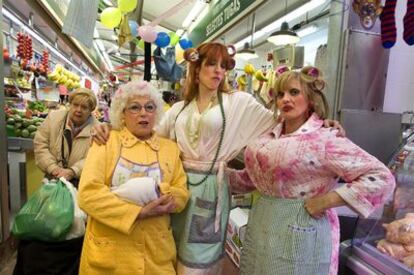 Las vendedoras del mercado de Sant Antoni recibieron el <i>dijous gras</i> disfrazadas.