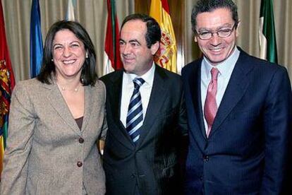 La ministra María Antonia Trujillo, el ministro José Bono y el alcalde de Madrid, Alberto Ruiz-Gallardón.