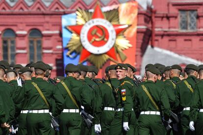 Los militares rusos se preparan para el desfile en la Plaza Roja de Moscú.