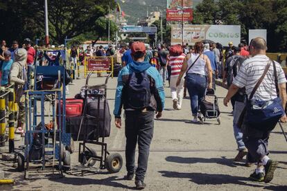 Migrantes venezolanos cruzan el puente Simón Bolívar hacia Cucuta, Colombia.