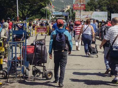 Migrantes venezolanos cruzan el puente Simón Bolívar hacia Cucuta, Colombia.