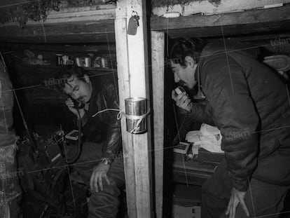 Dos soldados argentinos hablan por radio desde una de las trincheras.