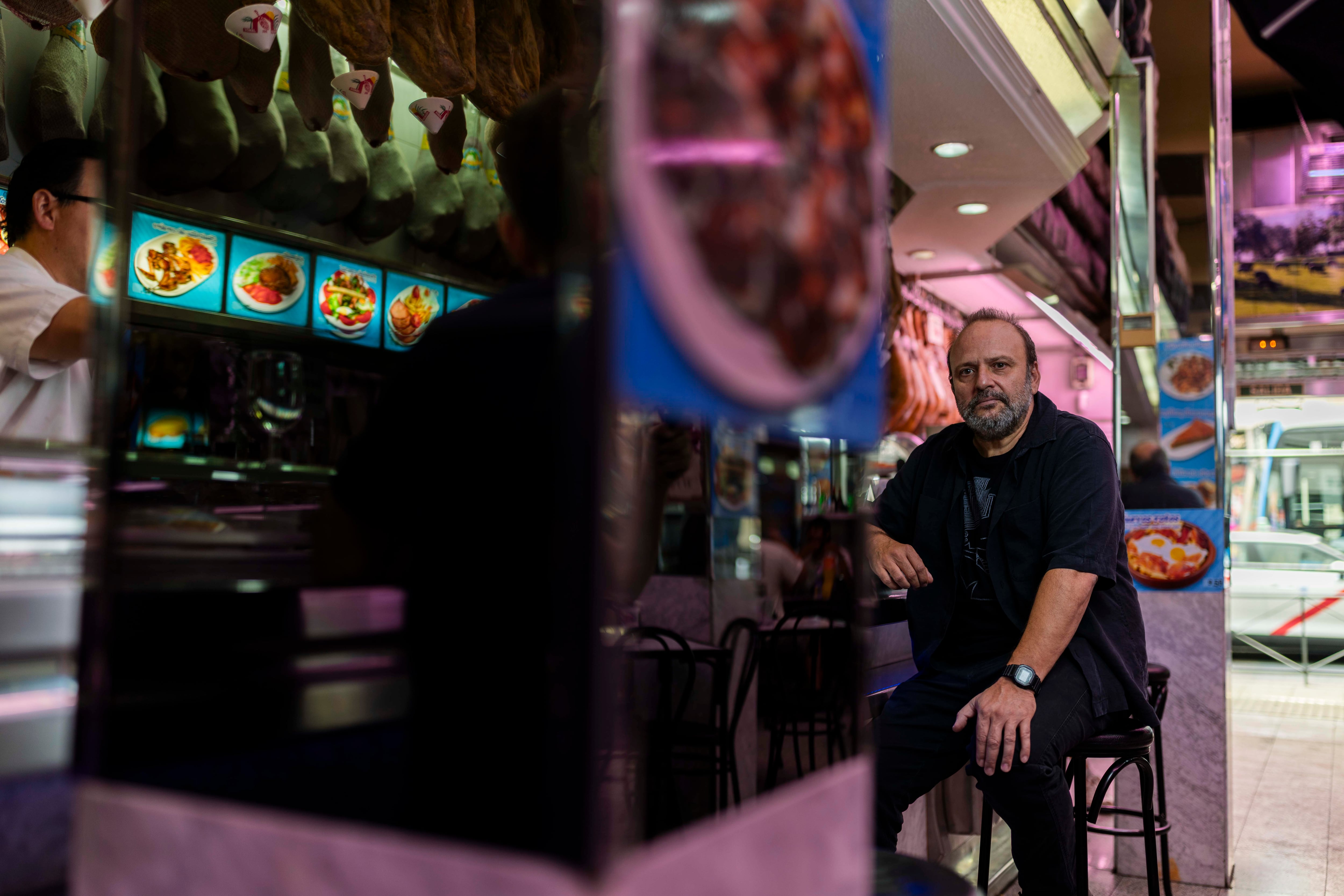 El dramaturgo y guionista Juan Cavestany, en el Paraíso del Jamón, el 26 de agosto de 2025.