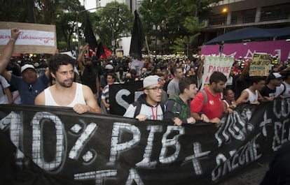 Manifestantes seguram cartazes durante manifestação em São Paulo.