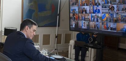 El presidente del Gobierno, Pedro Sánchez, durante la videoconferencia con los presidentes autonómicos durante la crisis del Covid-19.