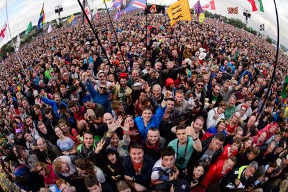 Miles de fans esperan la llegada de la banda británica 'Elbow' actué en unos de los escenarios Glastonbury, 27 de junio de 2014.