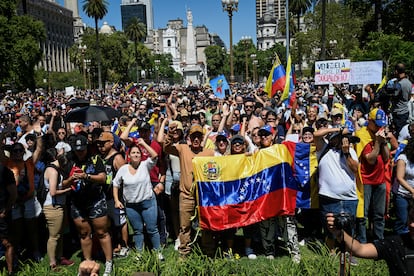 Venezolanos residentes en Argentina se renen en la Plaza de Mayo, frente al palacio presidencial Casa Rosada, para dar la bienvenida al lder de la oposicin venezolana Edmundo Gonzlez.