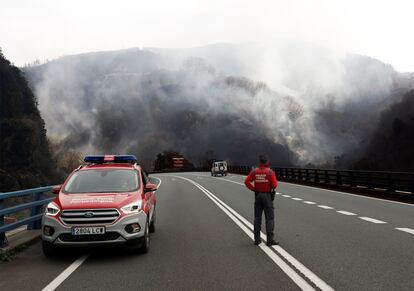 Los bomberos de la localidad navarra de Bera ven complicado que el incendio forestal declarado en la zona llegue a controlarse este sábado.