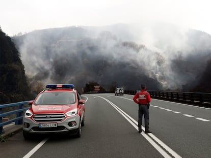 Los bomberos de la localidad navarra de Bera ven complicado que el incendio forestal declarado en la zona llegue a controlarse este sábado.