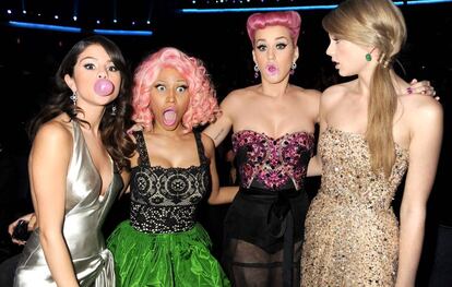 Selena Gomez, Nicki Minaj, Katy Perry y Taylor Swift, en los American Music Awards de 2011.