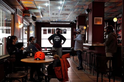 Uno de los pubs ya preparado para abrir al público tras la reapertura permitida por la Generalitat.