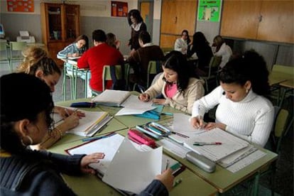 Alumnas del instituto Juan de Garay (Valencia), en un aula de diversificación curricular.