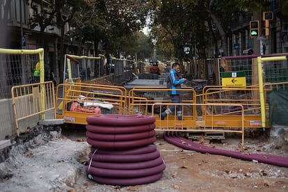 Obras de la Superilla del Eixample, en la calle Consell de Cent del Eixample de Barcelona, la semana pasada.