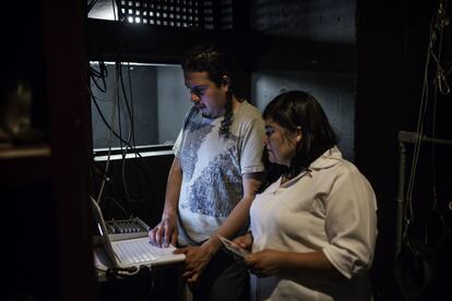 Lesbia Téllez (derecha) ultima junto a un técnico los detalles de luz y sonido del pase que presentarán en el Centro Cultural de España. Para realizar su labor de sensibilización contra la violencia de género a través del teatro han recibido apoyo de la cooperación española.