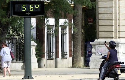 Una calle de Sevilla el 1 de agosto de 2003. El term&oacute;metro marca 56 grados 