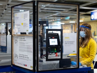 Una trabajadora de Ikea en la reapertura de tiendas tras el cierre por la pandemia, en mayo de 2020.