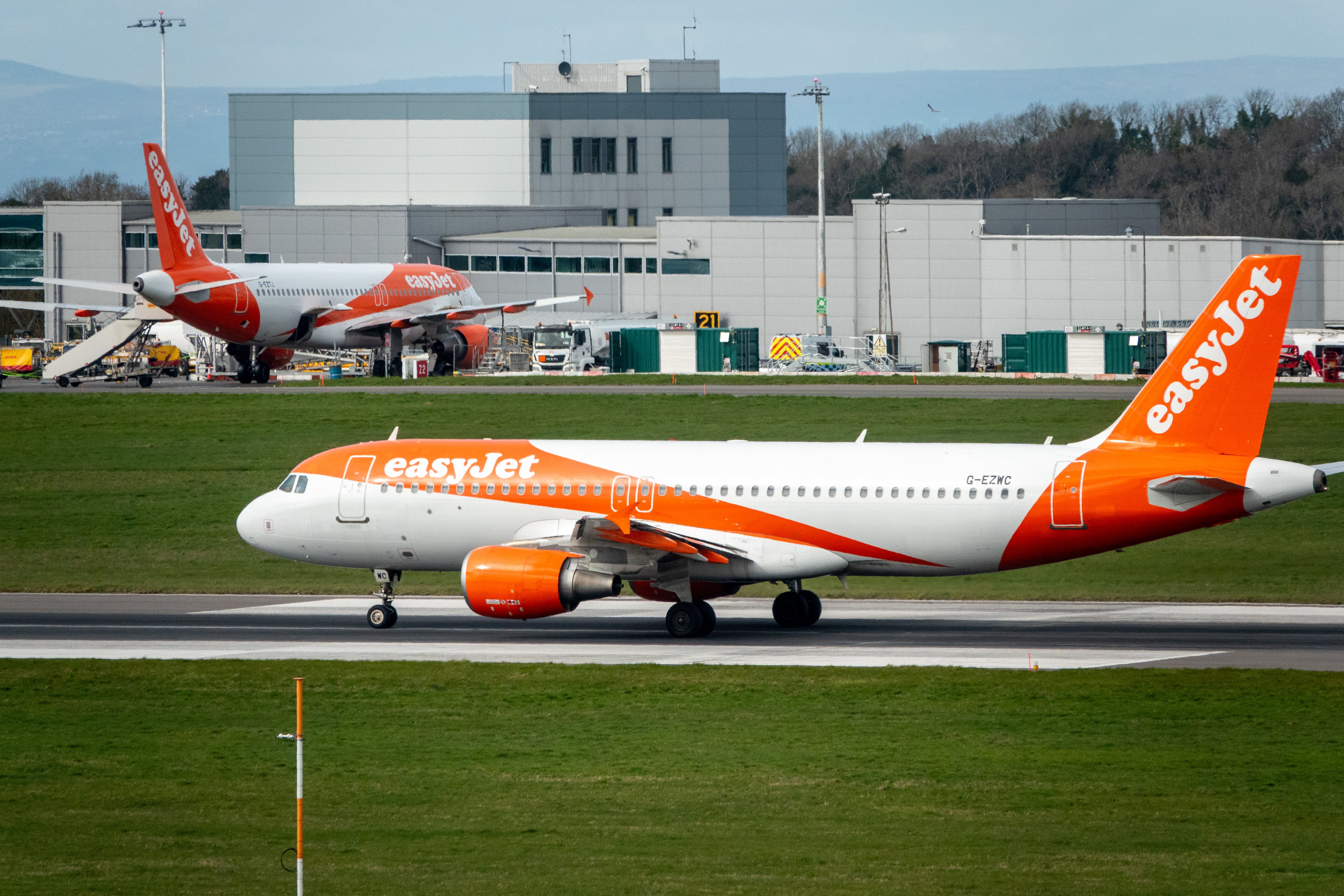 Easyjet llama a Apollo y Castlelake a presenter sus opas competidoras este viernes