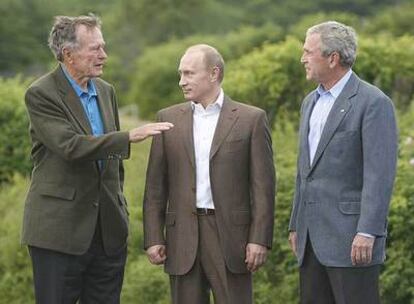 Los Bush, padre (izquierda) e hijo (derecha), dan la bienvenida a Putin a la residencia familiar en Kennebunkport.