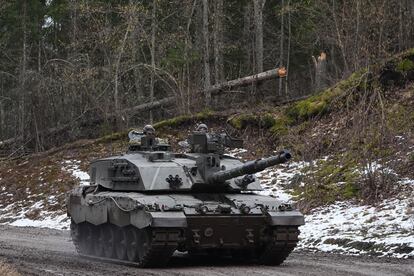 Tanque en el área de entrenamiento de Tapa Camp, en Estonia.