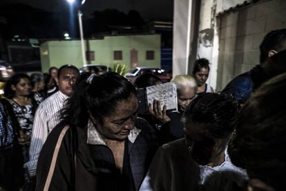 Asistentes al funeral se forman para poder ingresar al cementerio La Bermeja en la capital Salvadoreña.