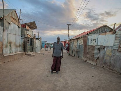 Un desplazado en un asentamiento informal en Somalia el pasado 11 de abril de 2020.