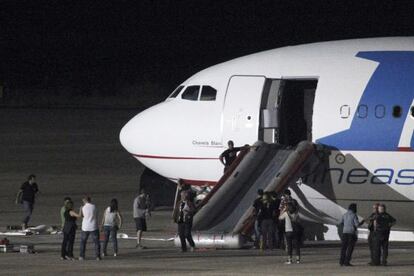 Pedro Almod&oacute;var, en el rodaje en el aeropuerto de Ciudad Real de su pr&oacute;xima pel&iacute;cula, &#039;Los amantes pasajeros&#039;.