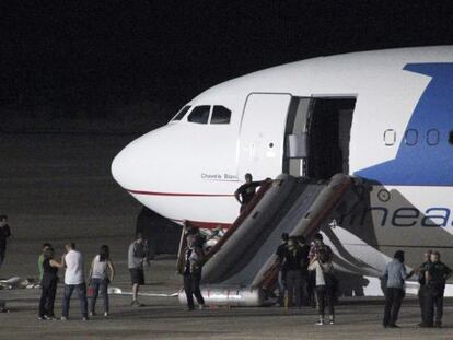 Pedro Almodóvar, en el rodaje en el aeropuerto de Ciudad Real de su próxima película, 'Los amantes pasajeros'.