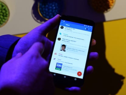 Modelo Nexus 6 con aplicaciones de Google, que acaba de lanzar su servicio de telefonía.