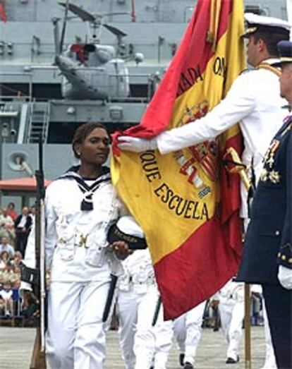 Una marinera jura la bandera española en julio del año pasado.