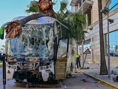 Un agente de la Policía Local inspecciona los restos del accidente de la colisión de un autobús que se ha quedado sin frenos y ha impactado contra un lateral de un centro comercial en Cádiz, causando la muerte a tres peatones. EFE/ Román Ríos