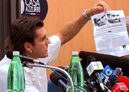 Vieri enseña el recorte de prensa que habla de su choque con Buffon.