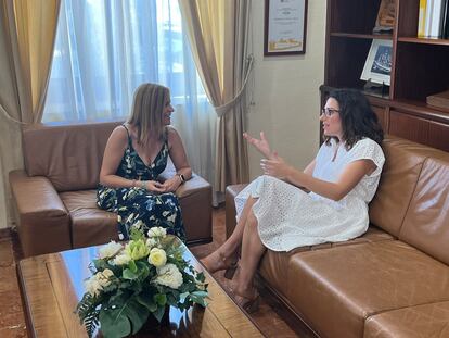 Reunión entre la delegada del Gobierno, Pilar Bernabé (izquierda), y la vicepresidenta de la Generalitat, Aitana Mas, este lunes en Alicante.