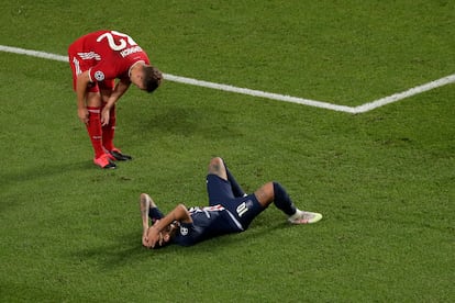 Neymar, en el suelo, junto a Kimmich.