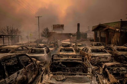 Vehculos da?ados por el fuego en un concesionario despus de Altadena (California), el mircoles.