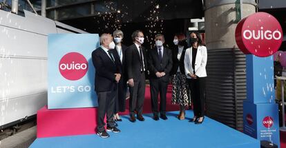 El embajador de Francia en España, Jean-Michel Casa; la directora general de Ouigo España, Hélène Valenzuela; el presidente de SNCF, Christophe Fanichet, el secretario de Estado de Transportes, Movilidad y Agenda Urbana, Pedro Saura; la presidenta de la CNMC, Cani Fernández; y la presidenta de Adif, Isabel Pardo de Vera.