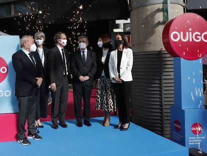 El embajador de Francia en España, Jean-Michel Casa; la directora general de Ouigo España, Hélène Valenzuela; el presidente de SNCF, Christophe Fanichet, el secretario de Estado de Transportes, Movilidad y Agenda Urbana, Pedro Saura; la presidenta de la CNMC, Cani Fernández; y la presidenta de Adif, Isabel Pardo de Vera.