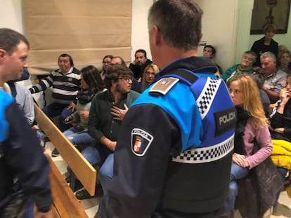 Efectivos policiales desalojan el salón de plenos de El Espinar (Segovia). 