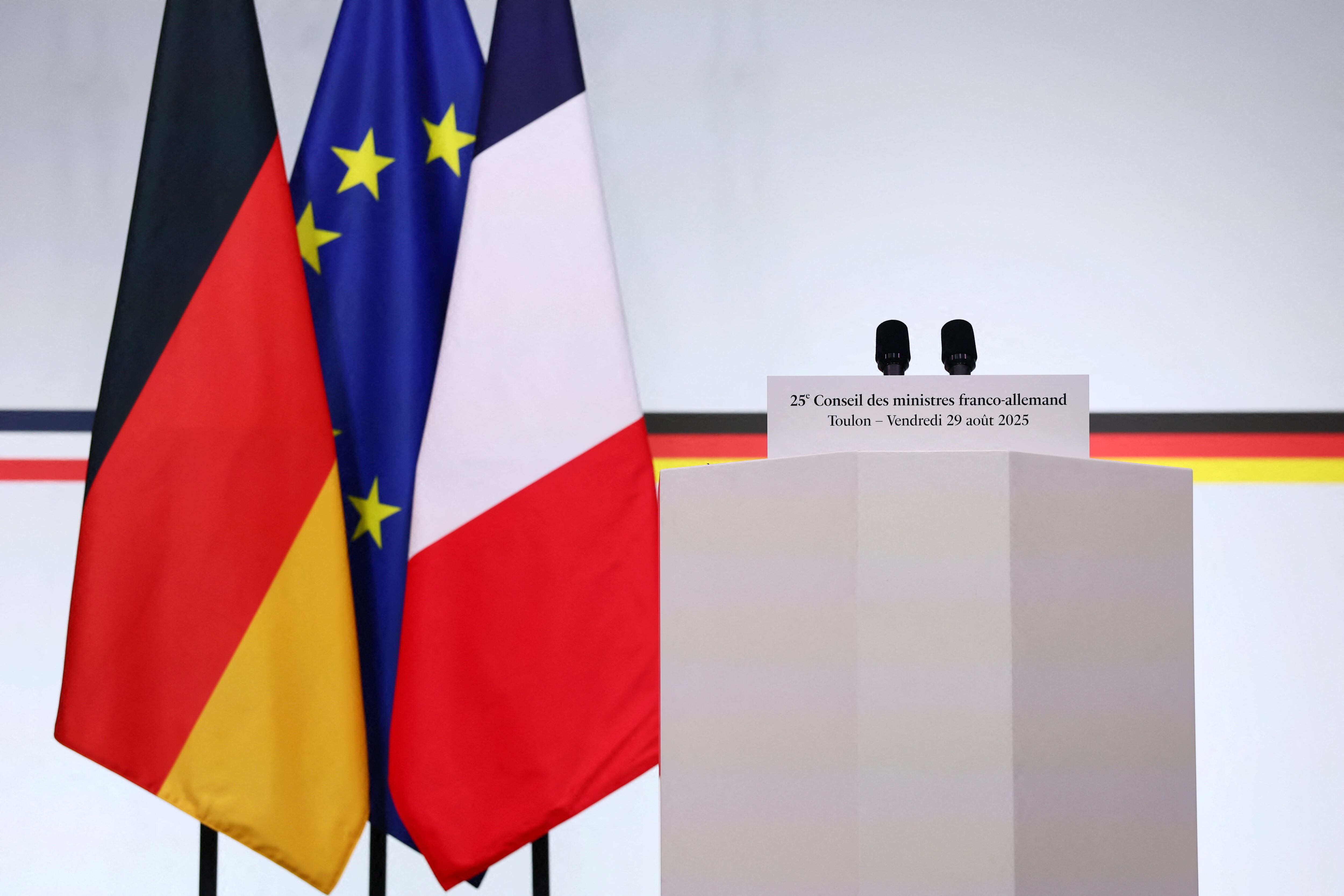 Banderas alemana, europea y francesa en Toulon (Francia), el 29 de agosto, durante un Consejo de Seguridad y Defensa Franco-Alemán.
