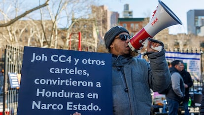 Un hombre se manifiesta frente a un tribunal federal el primer día del juicio por a Juan Orlando Hernández, este martes en Nueva York.